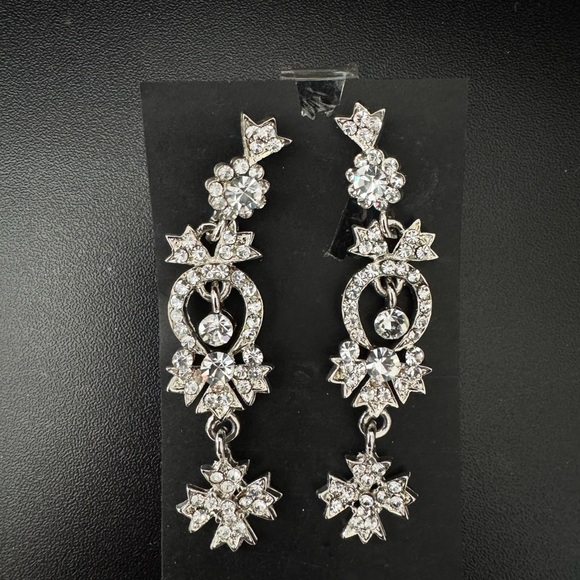 Jewelry - ⚠️Silver Crystal Drop Earrings⚠️